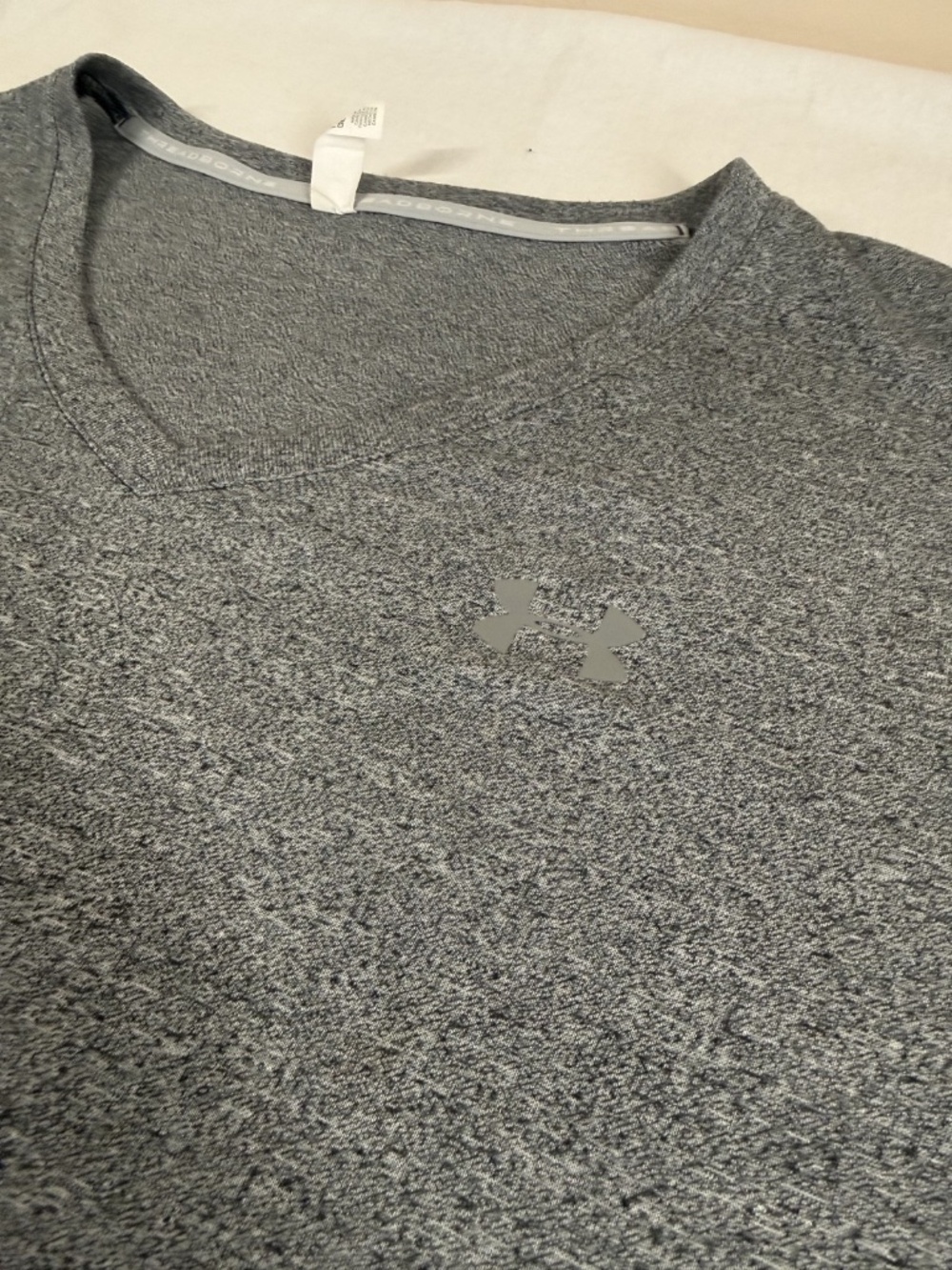 Under Armour Women's V-Neck Athletic Shirt Size XL - Gray